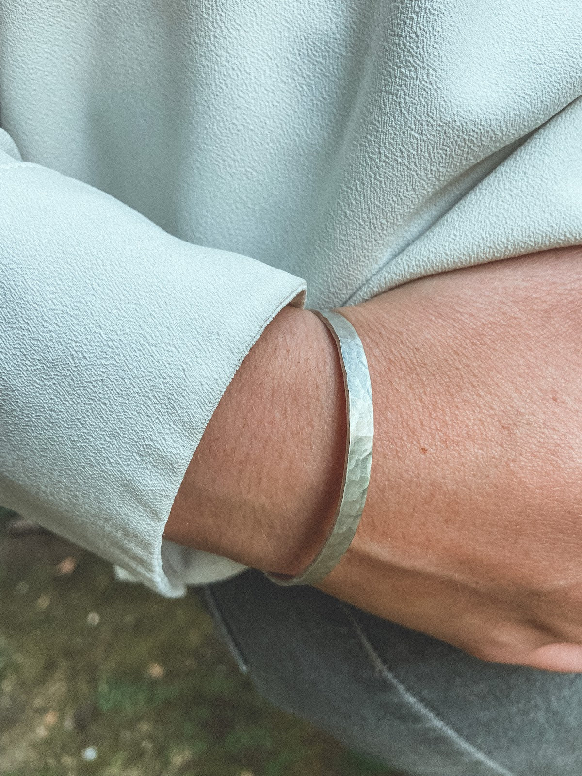 Pulsera Plata Martillada Mujer en la naturaleza