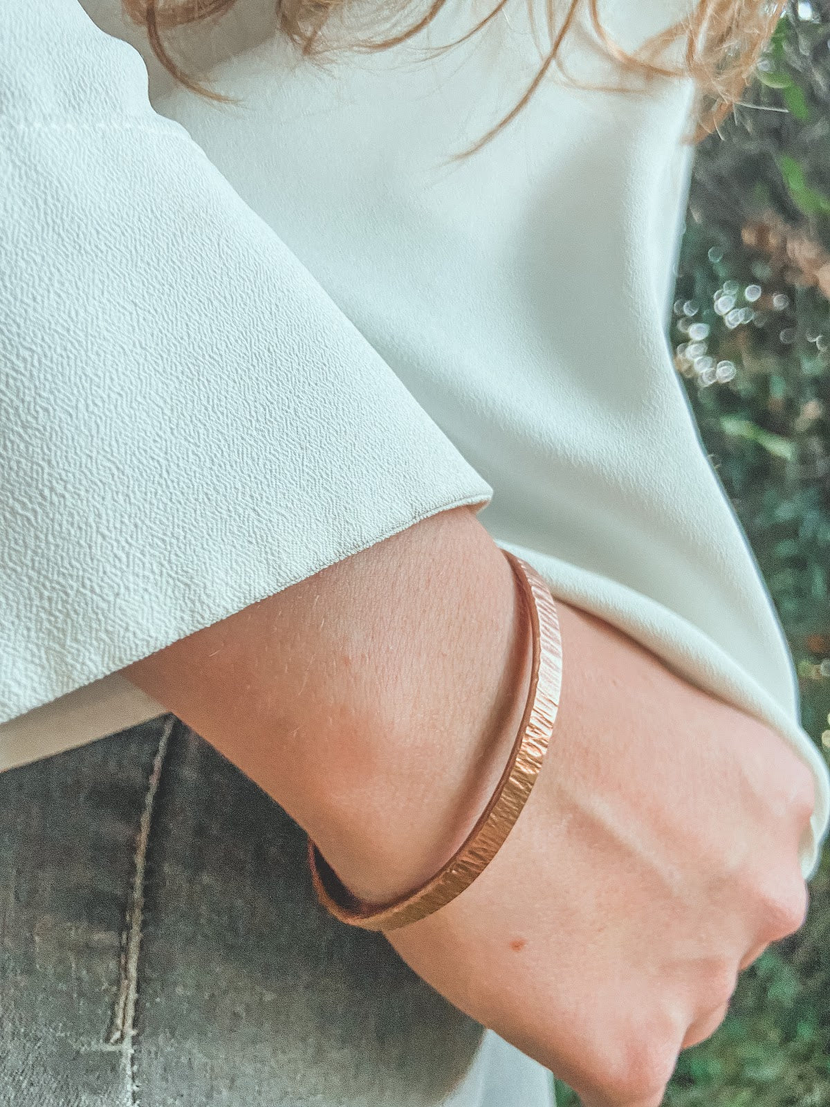 Pulsera Cobre Rayada Mujer en la naturaleza