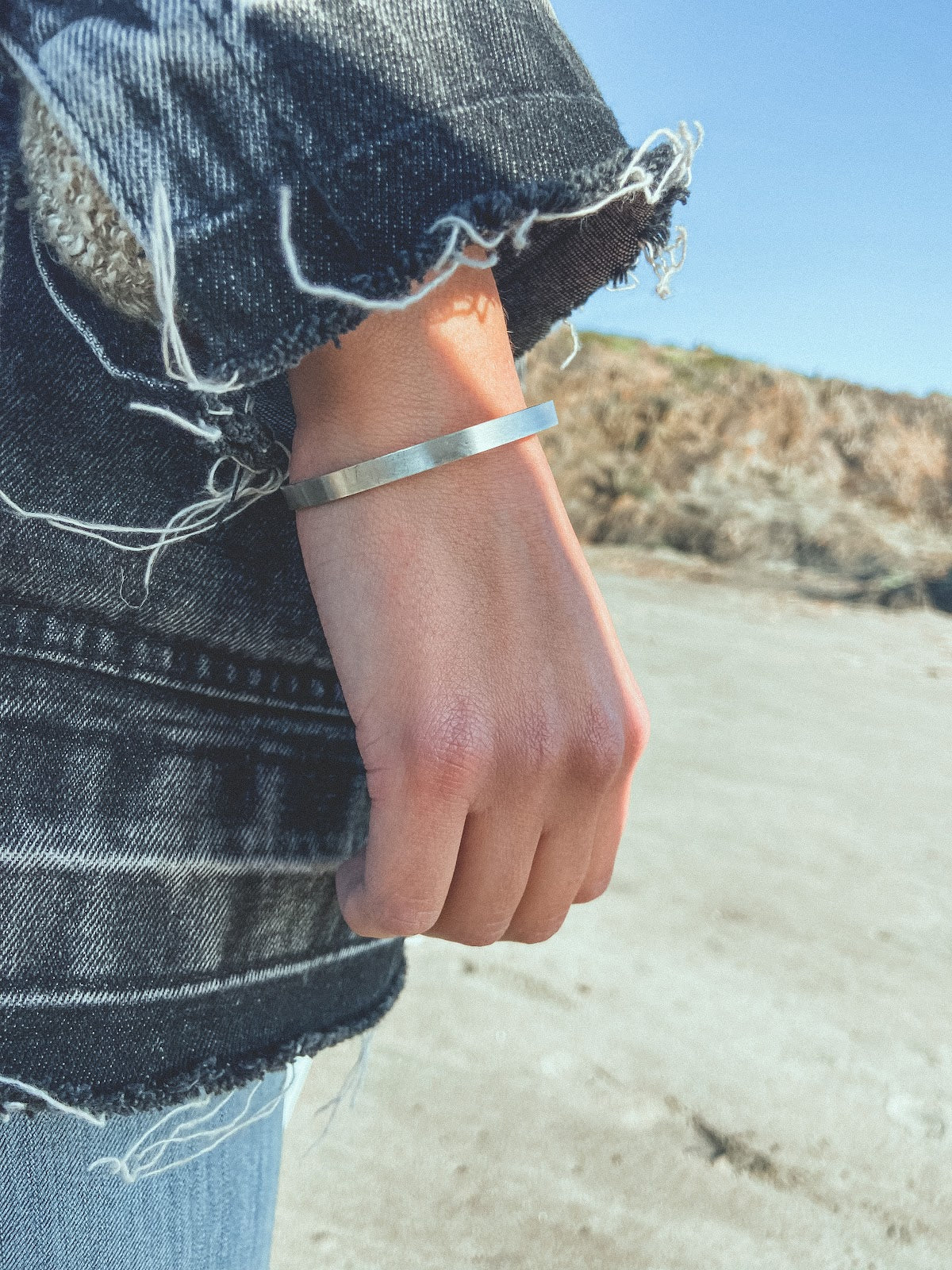 Pulsera Plata Lisa Mujer en la naturaleza