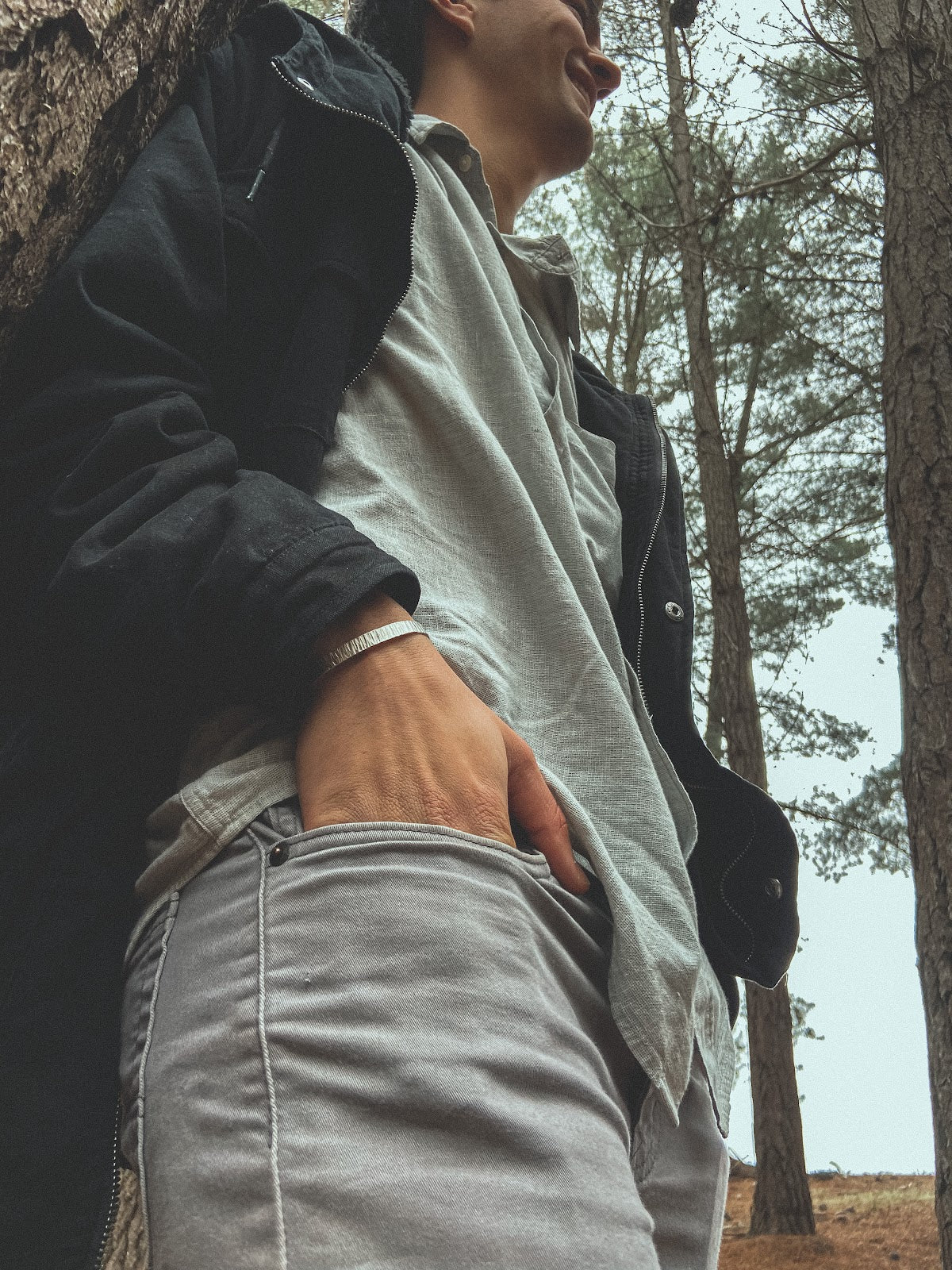 Pulsera Plata Rayada Hombre en la naturaleza