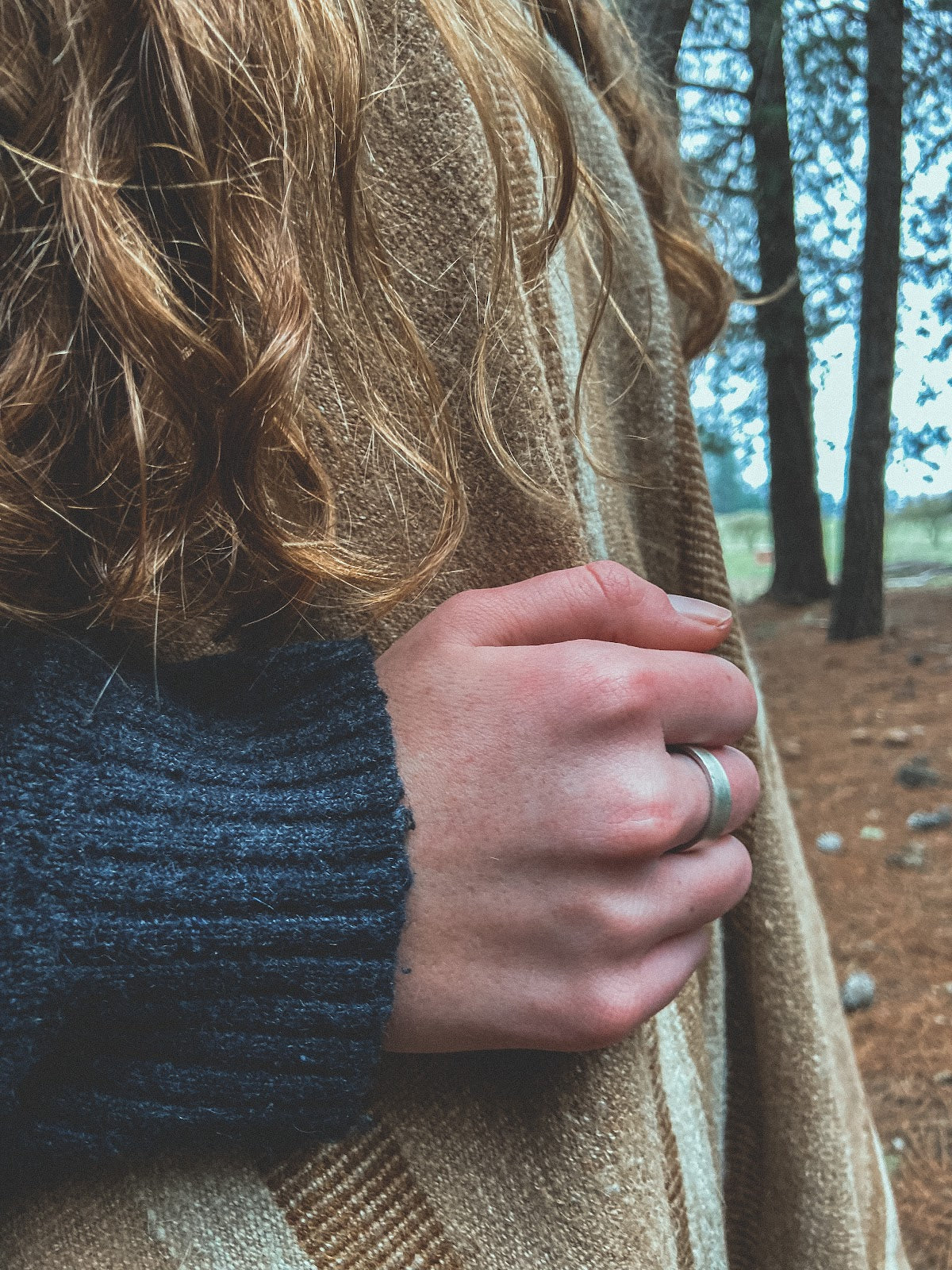 Anillo Plata Liso Mujer en la naturaleza