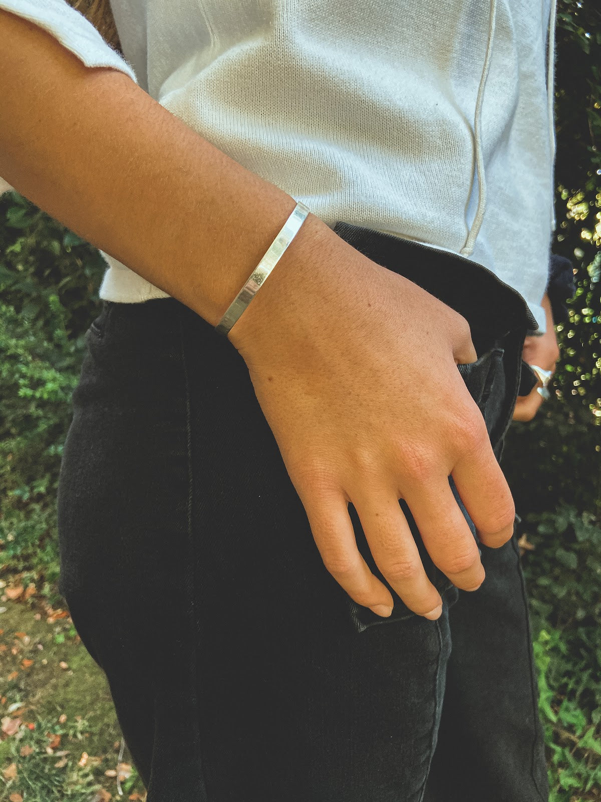 Pulsera Plata Lisa Mujer en la naturaleza