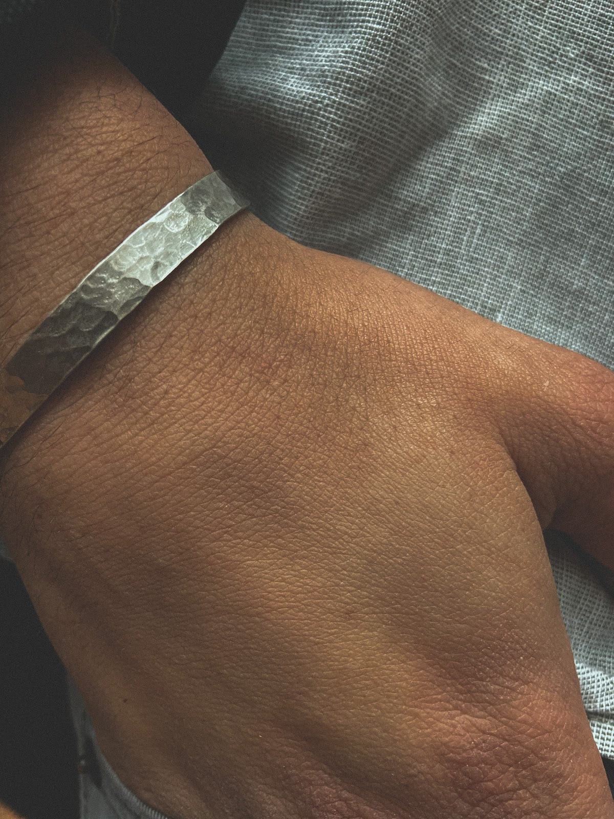 Pulsera Plata Martillada Hombre en la naturaleza