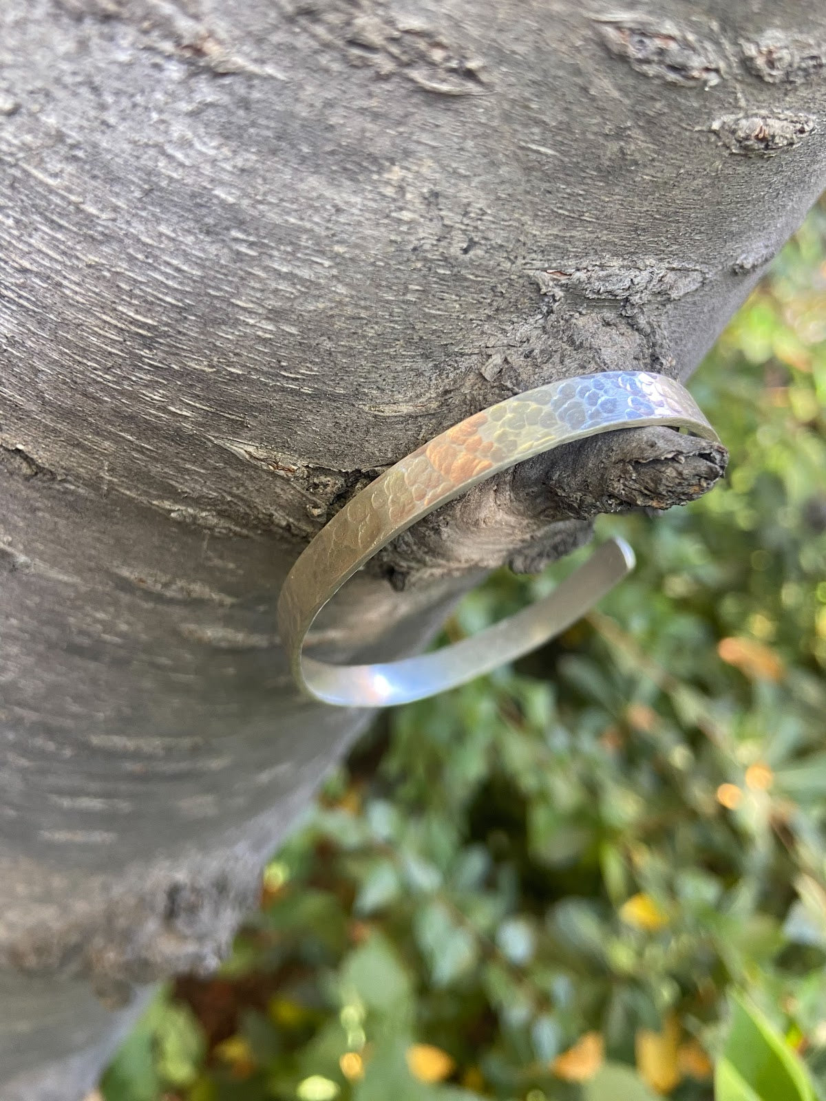 Pulsera Plata Martillada Hombre en la naturaleza