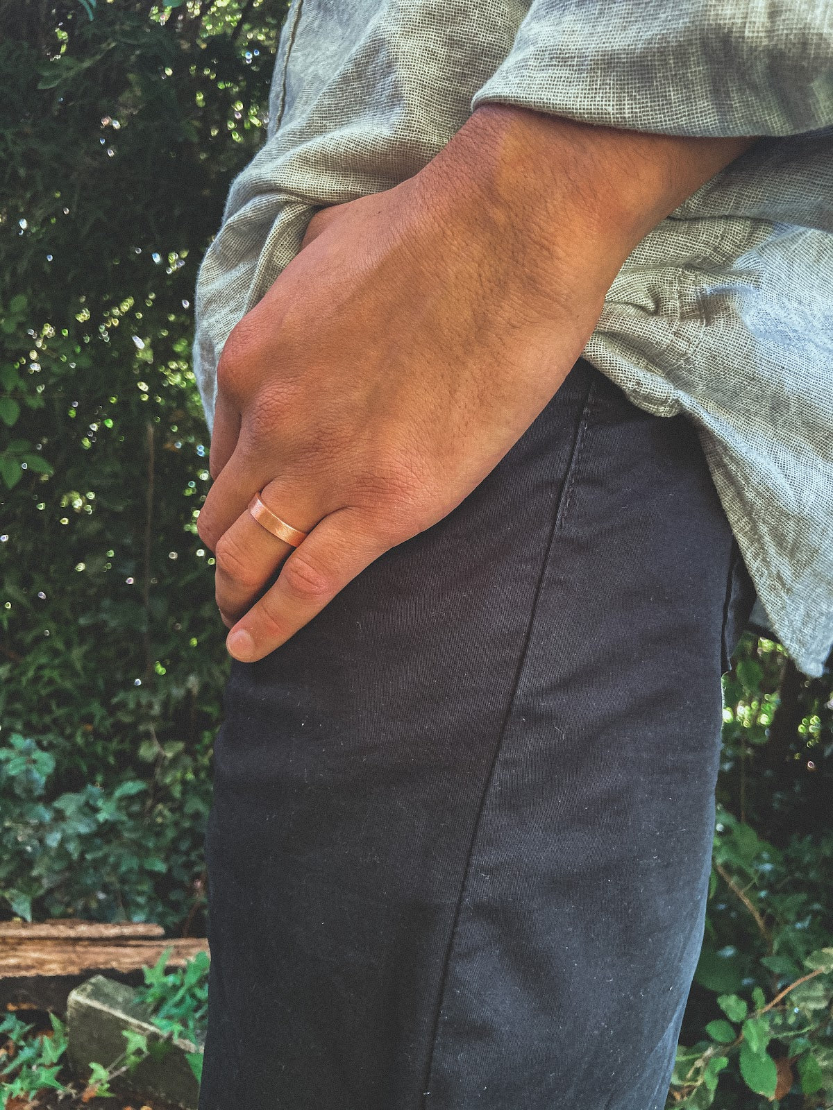 Anillo Cobre Liso Hombre en la naturaleza