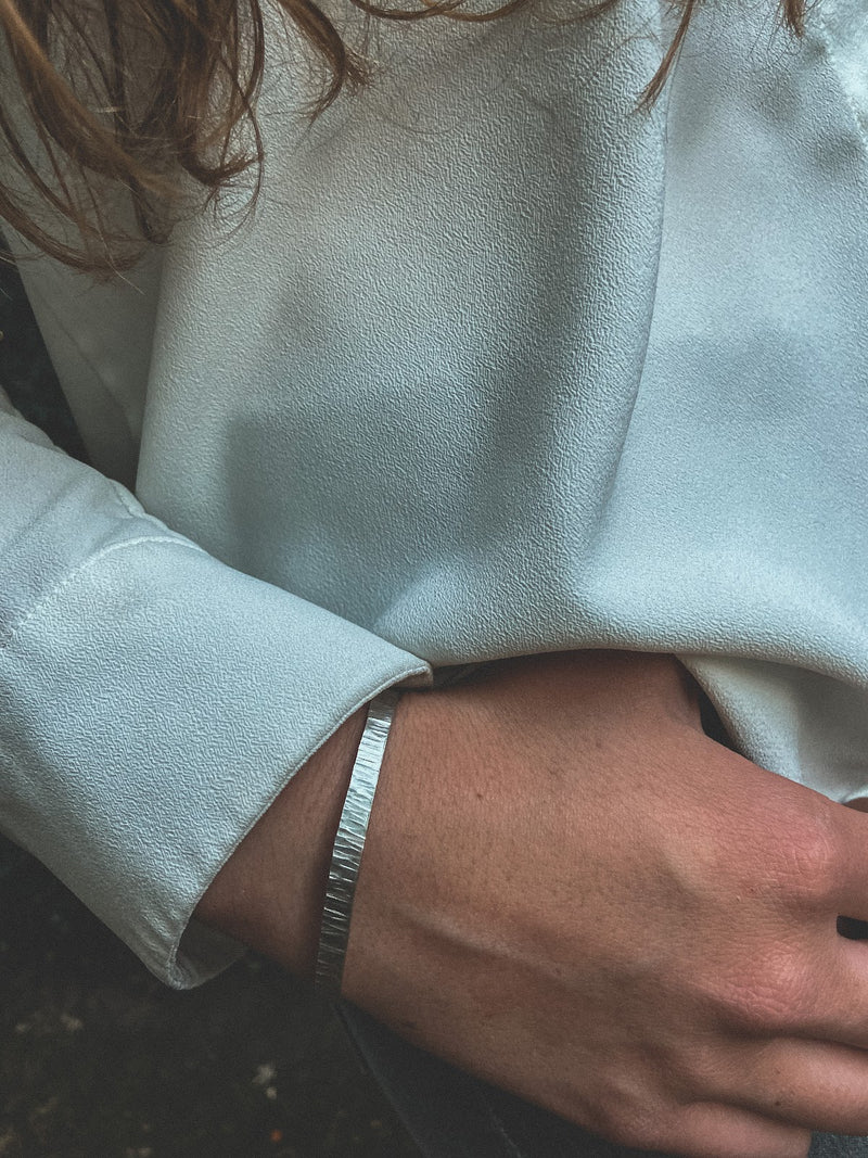 Pulsera Plata Rayada Mujer en la naturaleza