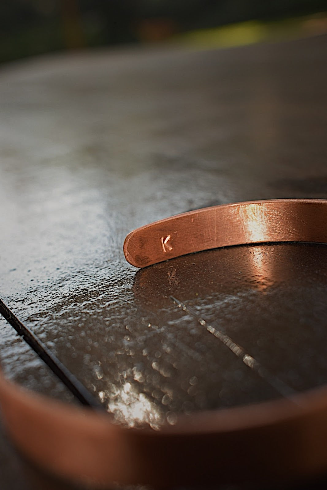 Pulsera Cobre Lisa Hombre en la naturaleza