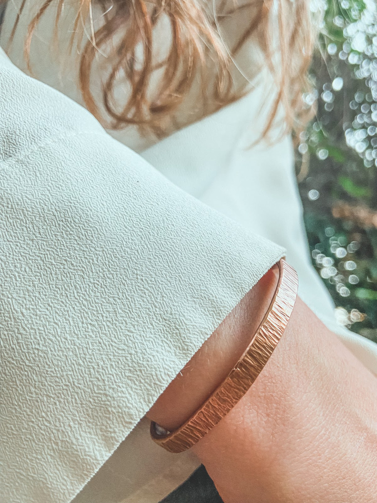 Pulsera Cobre Rayada Mujer en la naturaleza