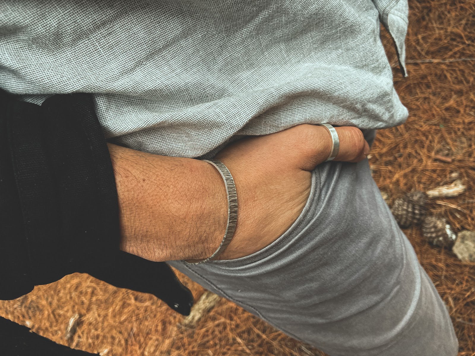 Pulsera Plata Rayada Hombre en la naturaleza