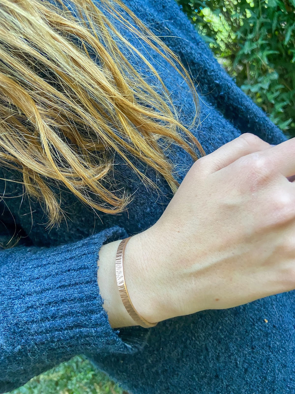 Pulsera Cobre Rayada Mujer en la naturaleza