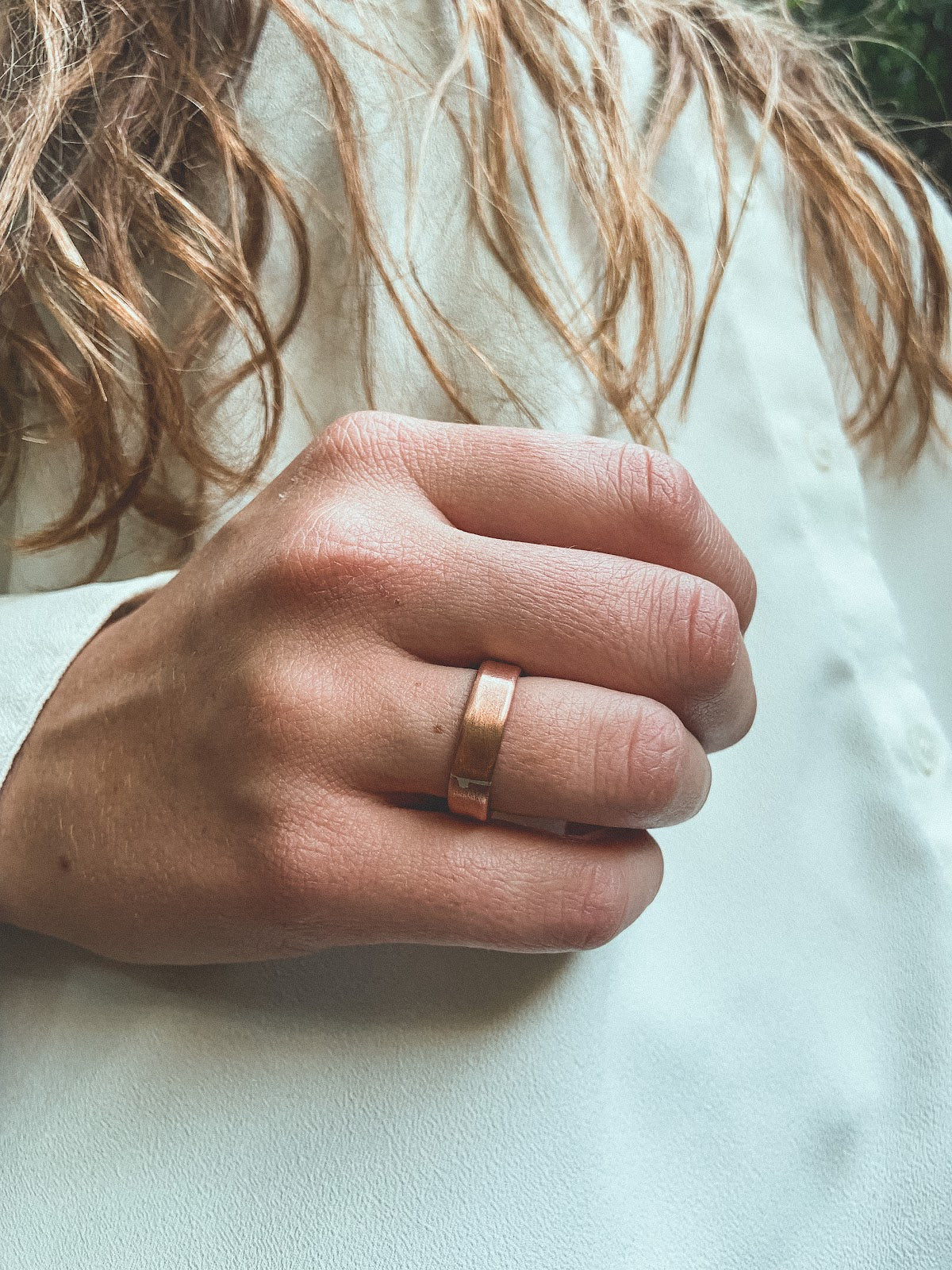 Anillo Cobre Liso Mujer en la naturaleza