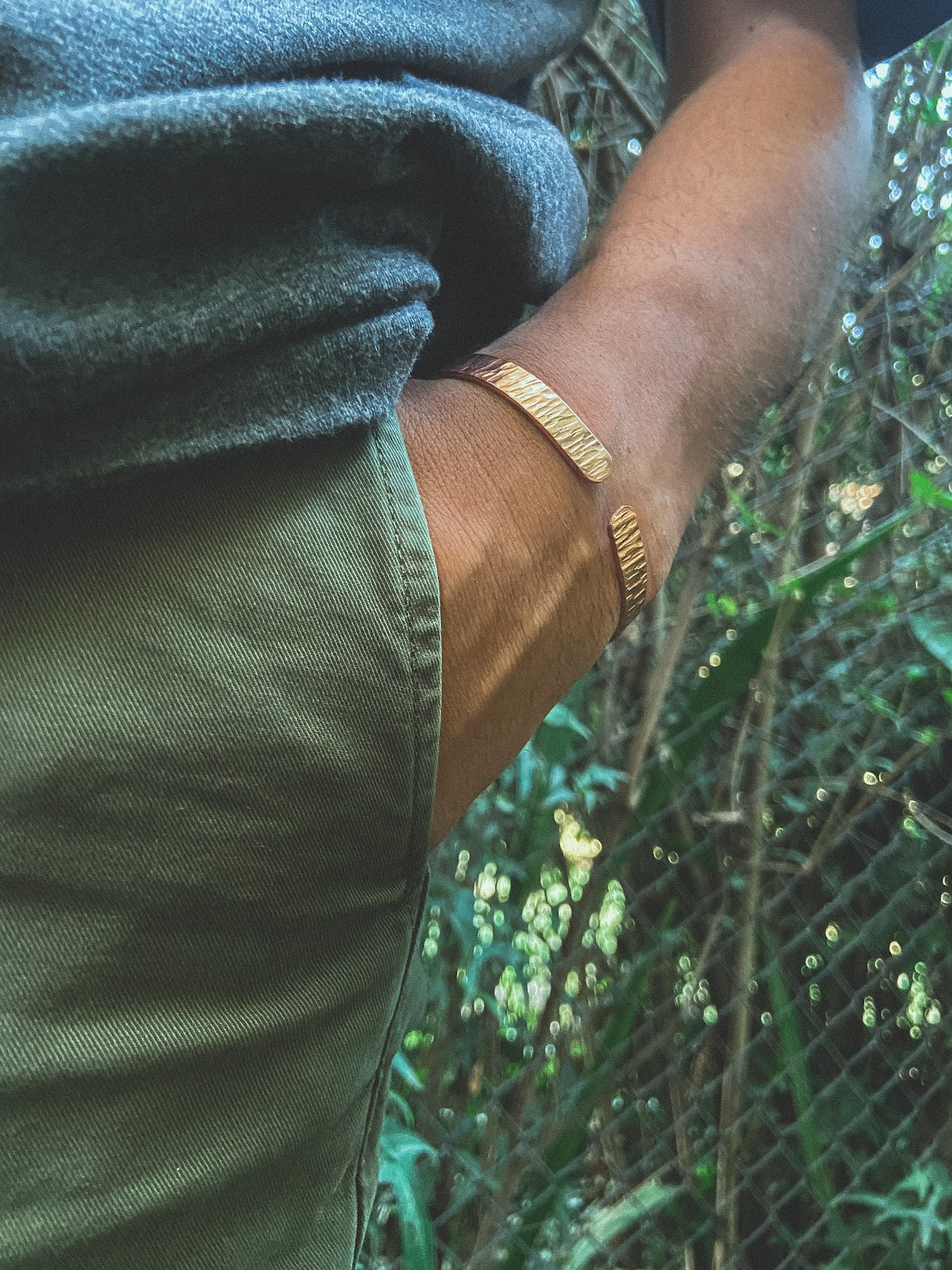 Pulsera Cobre Rayada Hombre en la naturaleza