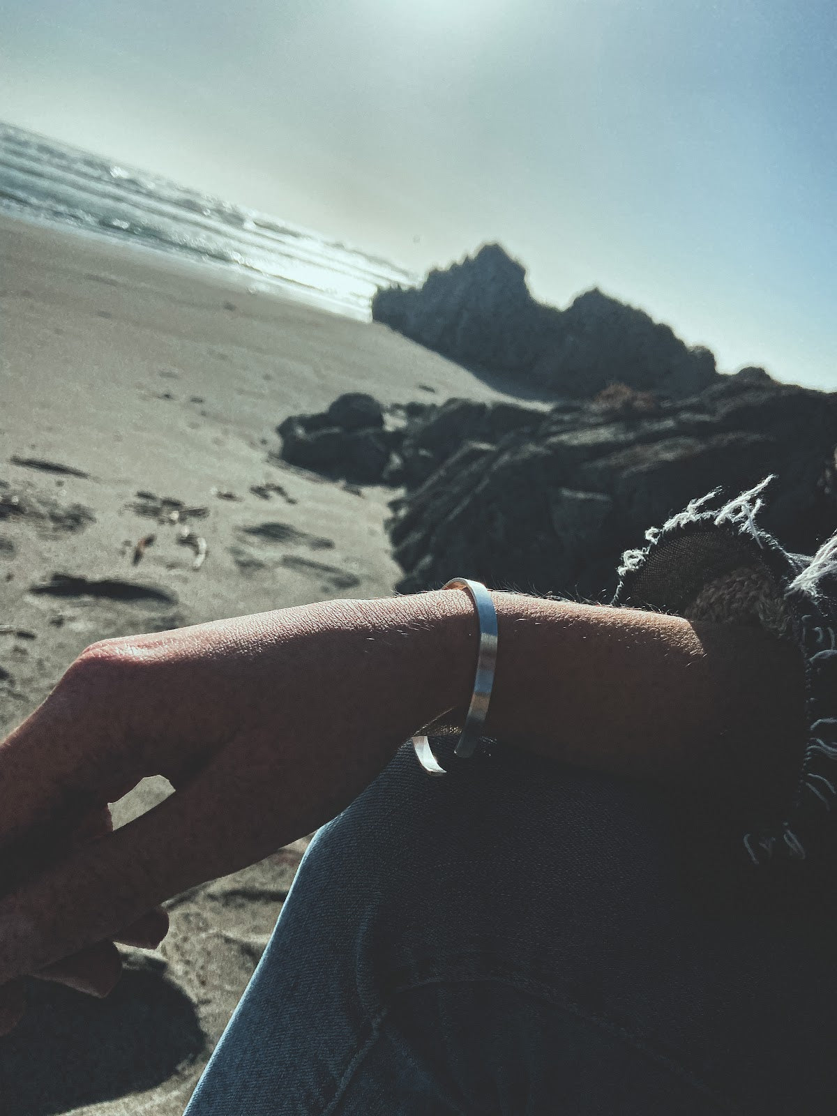 Pulsera Plata Lisa Mujer en la naturaleza