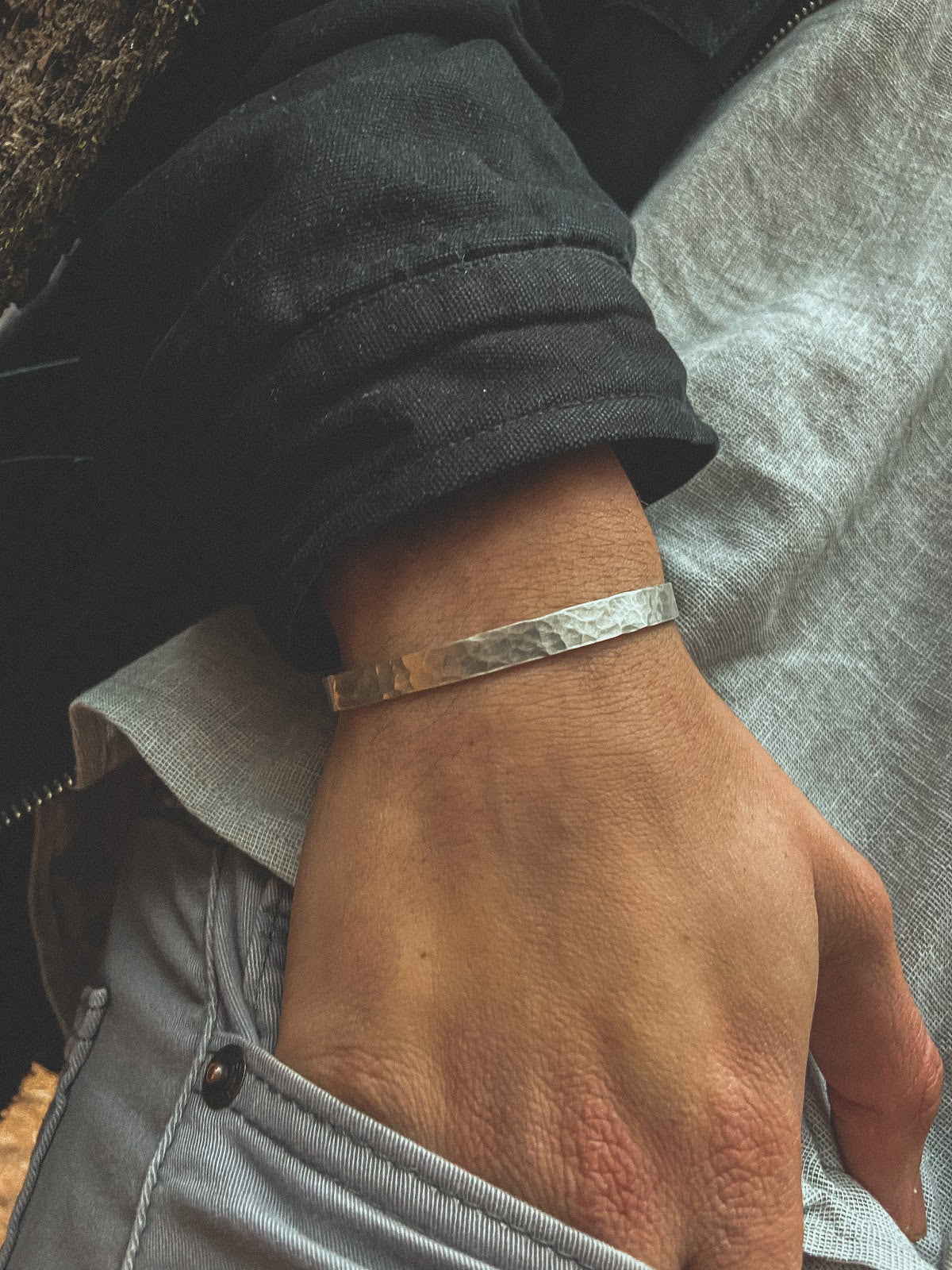 Pulsera Plata Martillada Hombre en la naturaleza