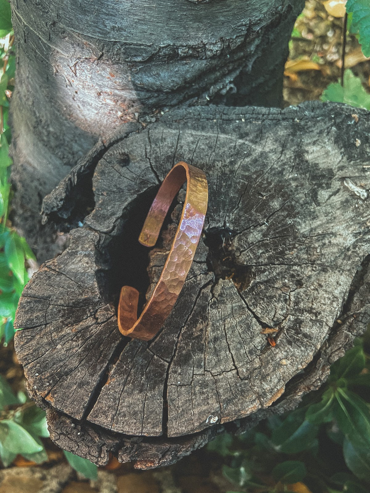 Pulsera Cobre Martillada Hombre en la naturaleza