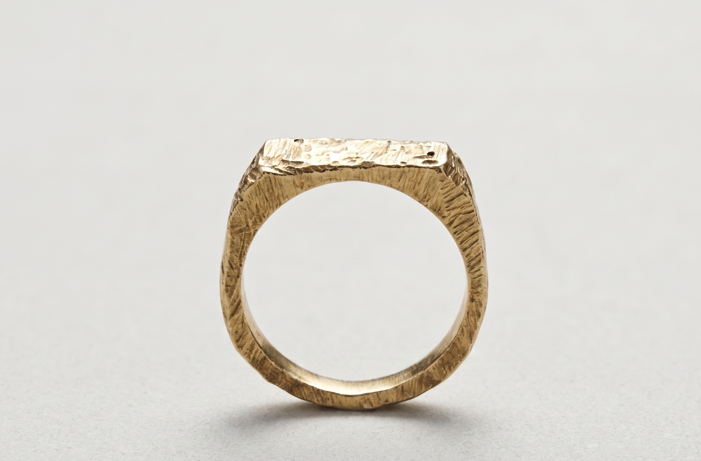 Anillo Sello Mini de pie, perfil de la banda cerrada y del sello