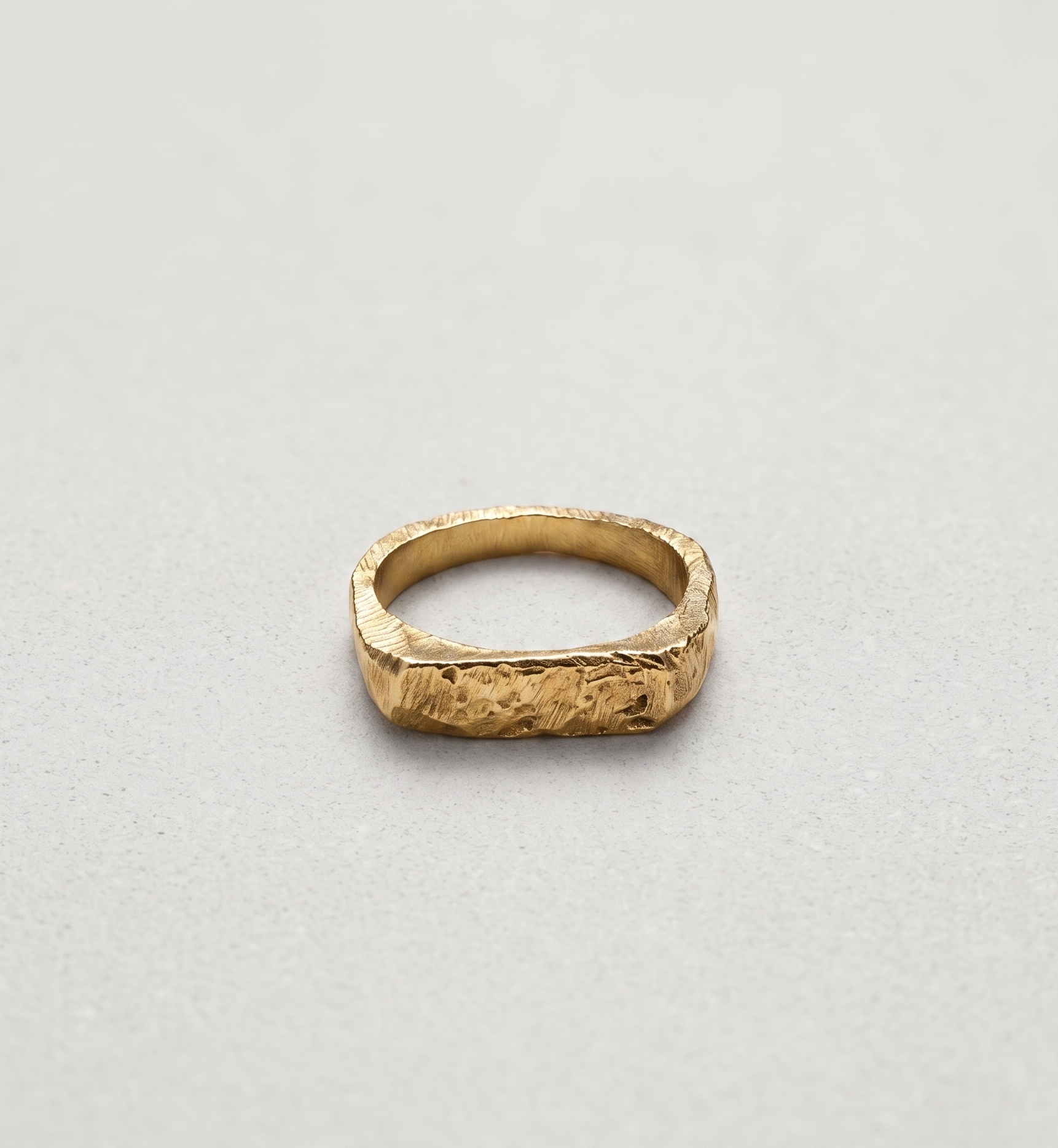 Anillo Sello Mini hecho a mano, vista en ángulo mostrando su frente plano texturado