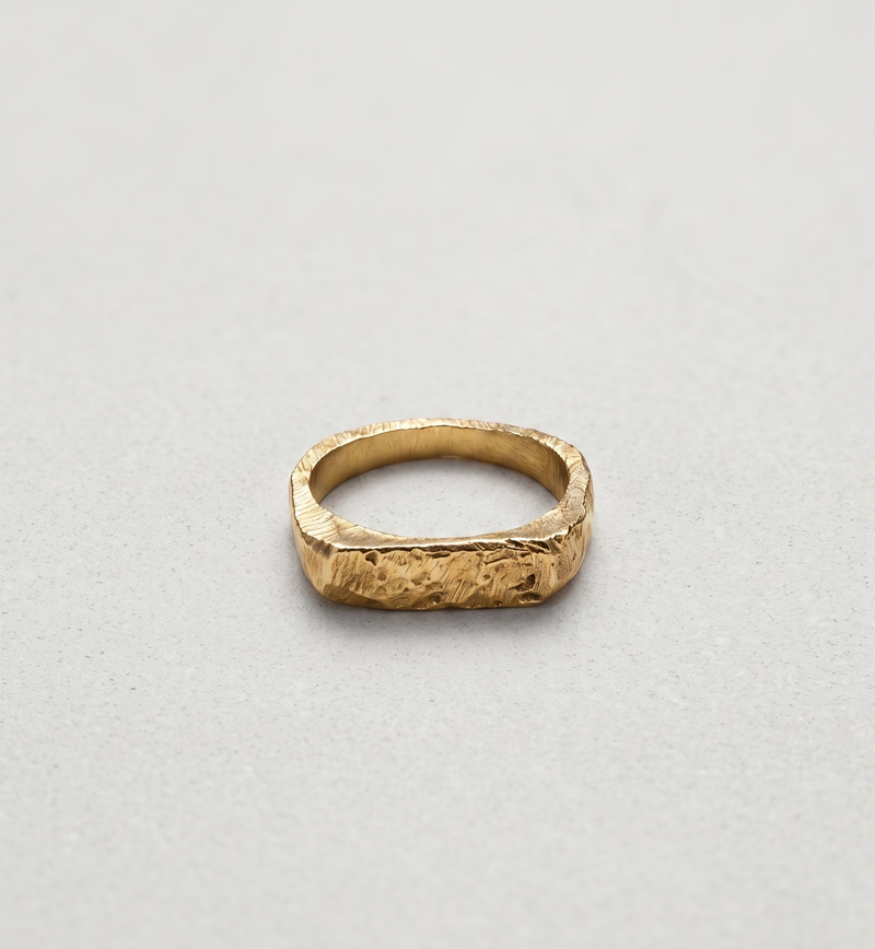 Anillo Sello Mini hecho a mano, vista en ángulo mostrando su frente plano texturado