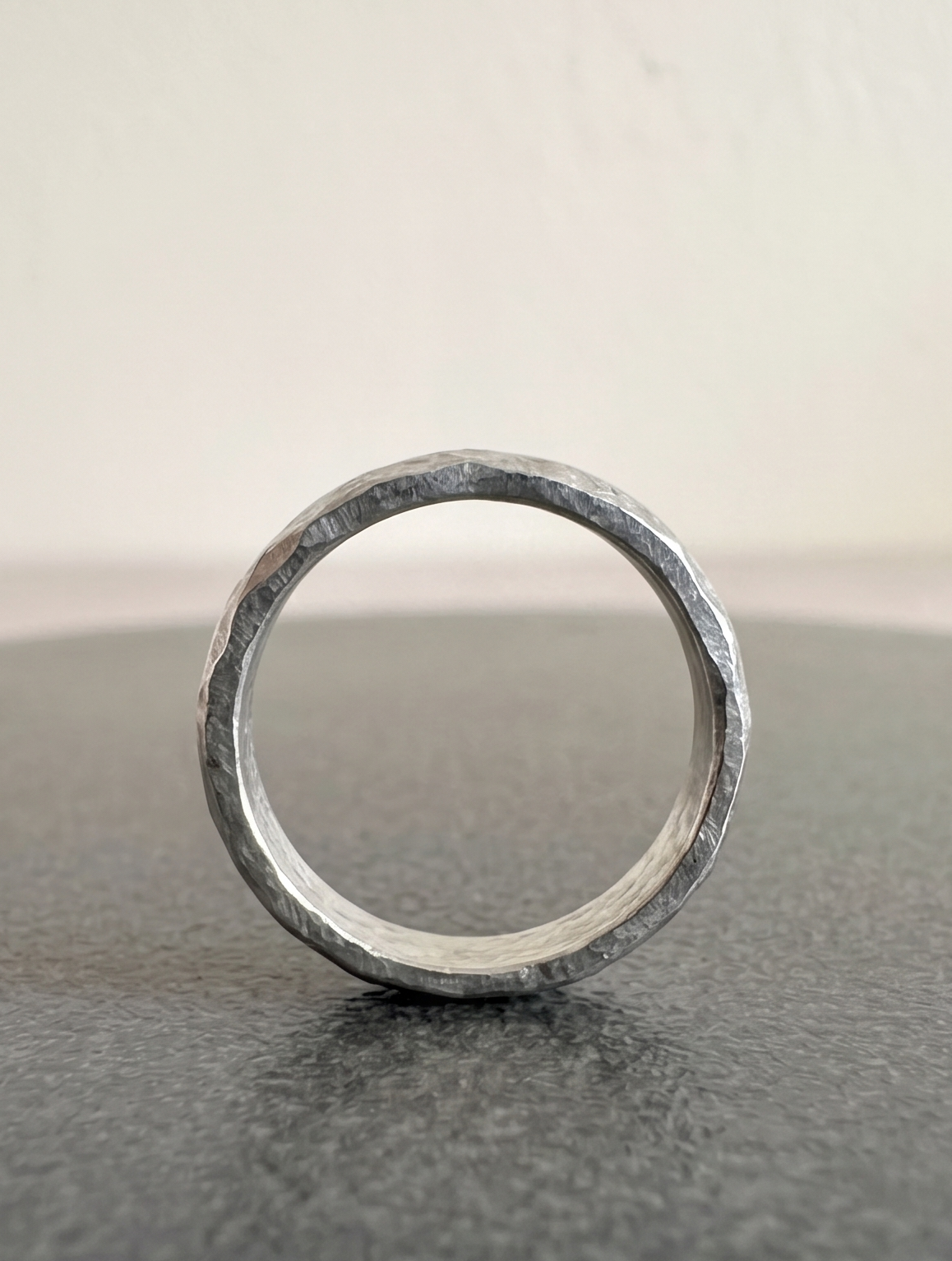 Anillo de plata martillado Ley 950 de pie, mostrando su banda cerrada y textura artesanal