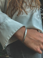 Pulsera Plata Rayada Mujer en la naturaleza