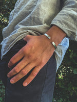 Pulsera Plata Lisa Hombre en la naturaleza