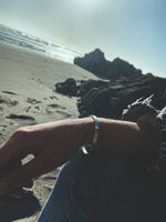 Pulsera Plata Lisa Mujer en la naturaleza