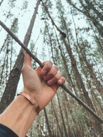 Pulsera Cobre Martillada Hombre en la naturaleza