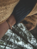 Pulsera Cobre Rayada Mujer en la naturaleza