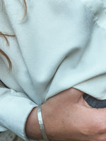 Pulsera Plata Martillada Mujer en la naturaleza