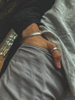 Pulsera Plata Rayada Hombre en la naturaleza