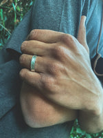 Anillo Plata Martillado Hombre en la naturaleza