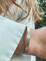Pulsera Plata Martillada Mujer en la naturaleza