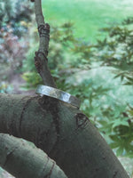 Anillo Plata Martillado Hombre en la naturaleza