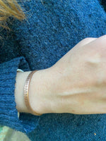 Pulsera Cobre Rayada Mujer en la naturaleza