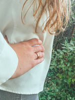 Anillo Cobre Liso Mujer en la naturaleza