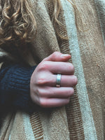 Anillo Plata Liso Mujer en la naturaleza