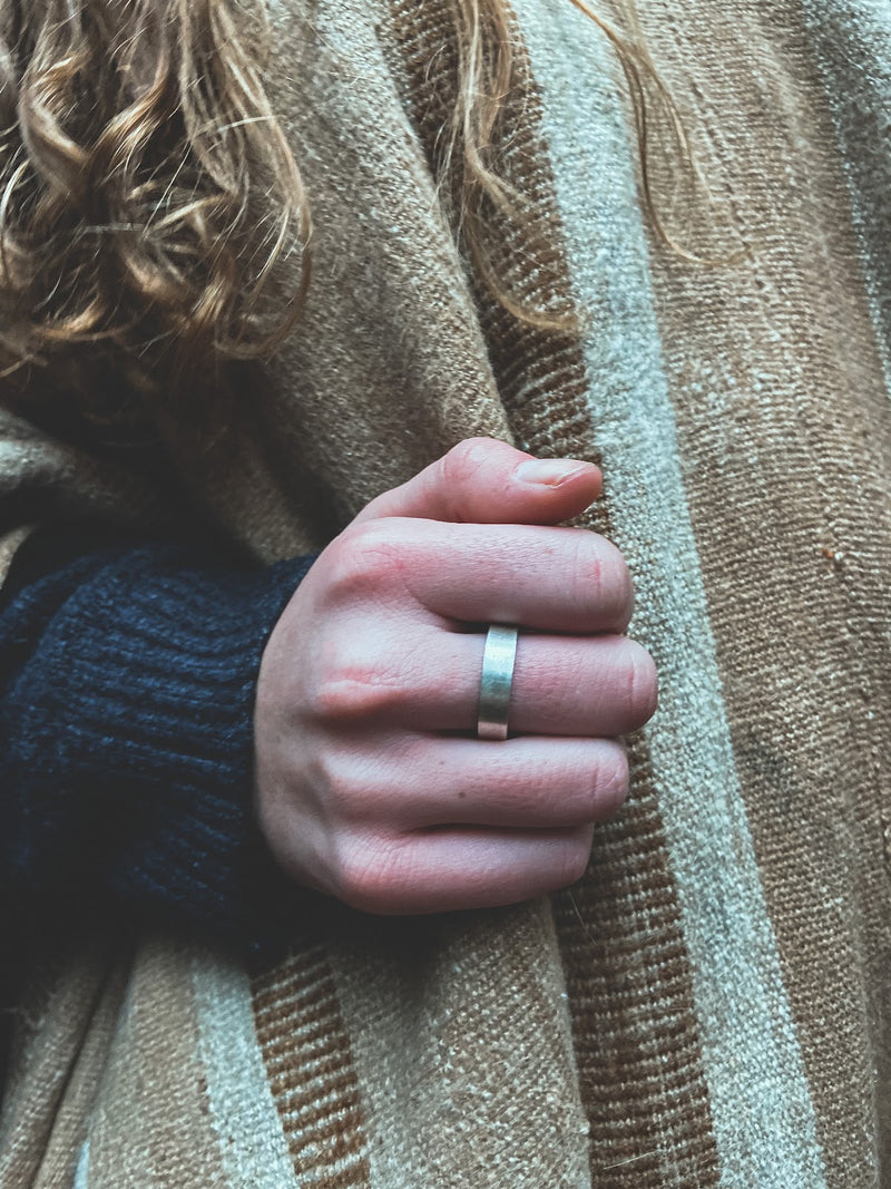 Anillo Plata Liso Mujer en la naturaleza