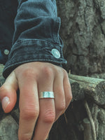 Anillo Plata Martillado Mujer en la naturaleza