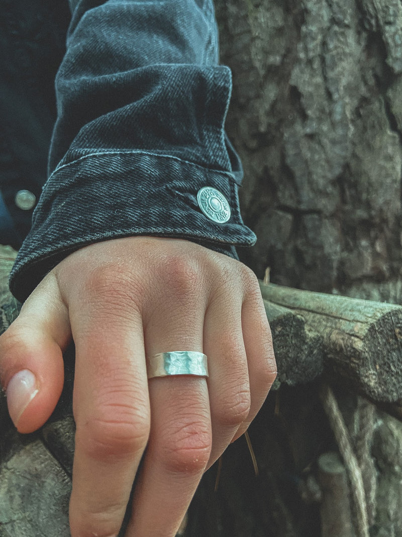 Anillo Plata Martillado Mujer en la naturaleza