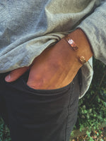 Pulsera Cobre Martillada Hombre en la naturaleza