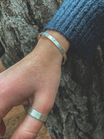 Anillo Plata Rayado Mujer en la naturaleza