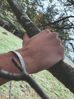 Pulsera Plata Rayada Hombre en la naturaleza