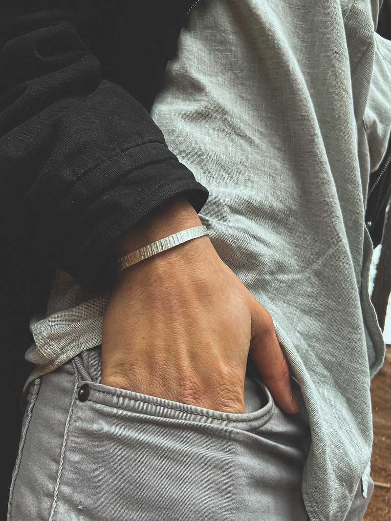Pulsera Plata Rayada Hombre en la naturaleza