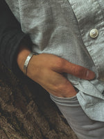Pulsera Plata Martillada Hombre en la naturaleza