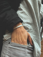 Pulsera Plata Rayada Hombre en la naturaleza