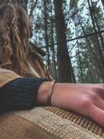 Pulsera Cobre Rayada Mujer en la naturaleza