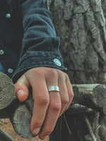 Anillo Plata Martillado Mujer en la naturaleza