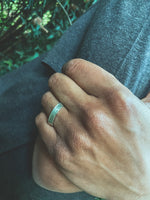 Anillo Plata Martillado Hombre en la naturaleza