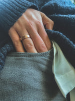 Anillo Cobre Liso Mujer en la naturaleza