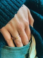 Anillo Cobre Liso Mujer en la naturaleza